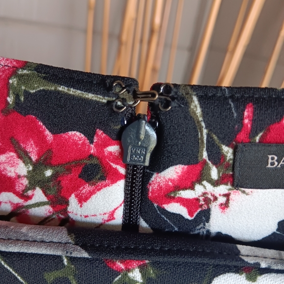 Banana Republic Black White and Red Floral Dress Size 2 - Picture 3 of 4